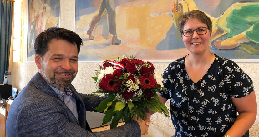  Der Stadtpräsident Daniel Spinnler gratuliert Sonja Niederhauser. 